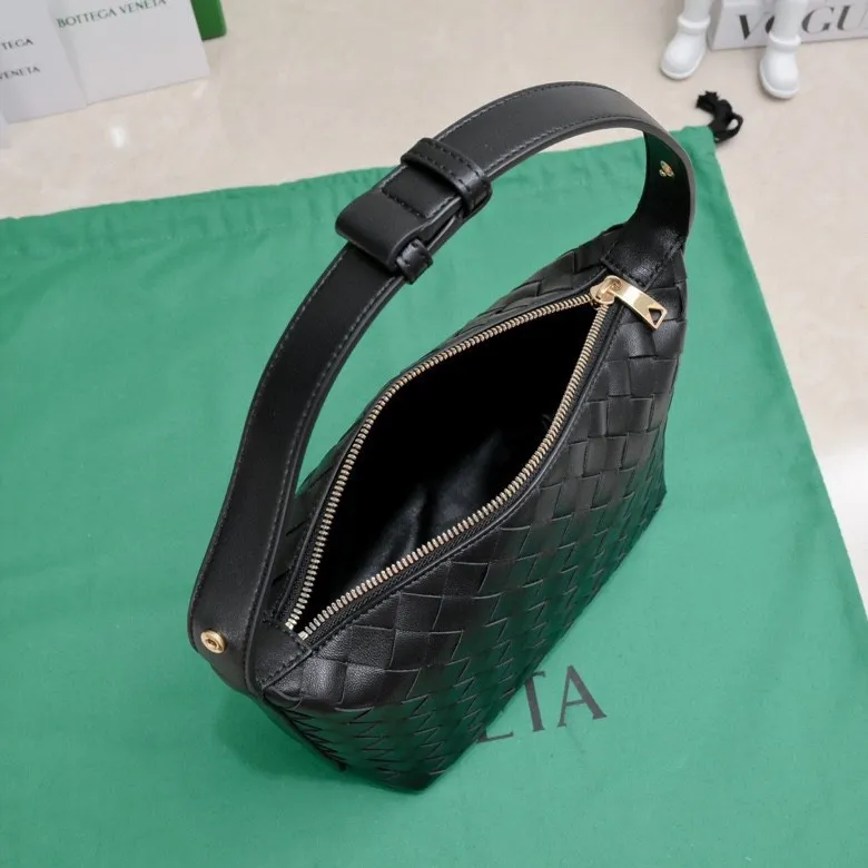 Batch 1360 #BvWallace Shoulder Lunch Bag 🔥 A lunch box bag that you can just grab and go. It is made of classic intrecciato weaving technology and reflects the craftsmanship of Bottega. The entire bag is made of top-grade happa lambskin. It is very soft and lightweight. The small bag shape is cute and exquisite. The interior capacity is also very large and can be carried under the arm. It is quite practical! The bottom of the bag is made of gold metal to prevent wear and tear. The details are really good! Choose this elegant commuting bag for Zaoba people~ Size: 22x13x9.5, model number; 7748#